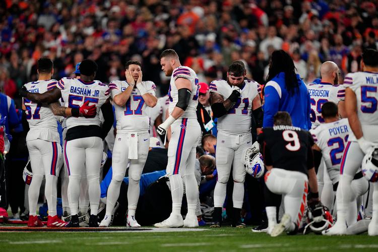 Buffalo Bills-quarterback Josh Allen tog sig chokeret til hovedet, og med- og modspillere så lige så rystet til, mens Damar Hamlin modtog hjertemassage på banen midt under NFL-kampen mellem Cincinnati Bengals og Buffalo Bills natten til tirsdag dansk tid. Hamlin blev meldt stabil, men i kritisk tilstand på et lokalt hospital, og kampen blev udskudt. Foto: Sam Greene/Ritzau Scanpix