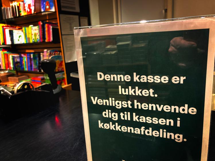 Den moderne shoppingoplevelse inkluderer ikke ret mange levende mennesker. Til gengæld tager den tid.  Foto: Per Munch