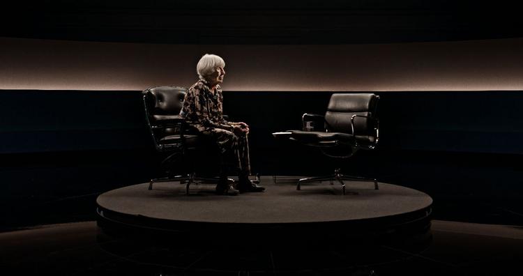 I 'Det sidste ord' blev Lise Nørgaard interviewet af Mikael Bertelsen og gentog oraklet i Delfis ord: Kend dig selv.  Foto: Simson&Zartov/TV 2