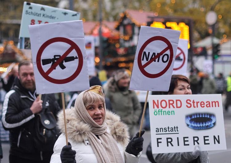 Prorussiske aktivister kræver sanktionerne ophævet og våbenhjælp til Ukraine indstillet under en demonstration i Köln i begyndelsen af december. Foto: Stringer/Ritzau Scanpix