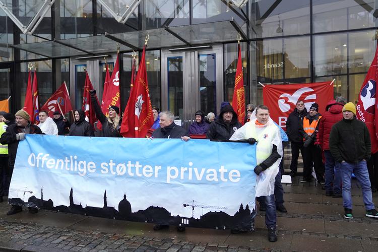 Demonstranter forsøger at lægge pres på forhandlerne inde i Industriens Hus.  Foto: Liselotte Sabroe/Ritzau Scanpix