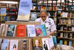  En kunde er på bogjagt i en californisk Barnes &amp; Noble-filial, der netop er blevet indrettet på ny ud fra de ansattes egne ideer og præferencer (Paul Chinn/San Francisco Chronicle via AP)   Foto: Paul Chinn/Ritzau Scanpix