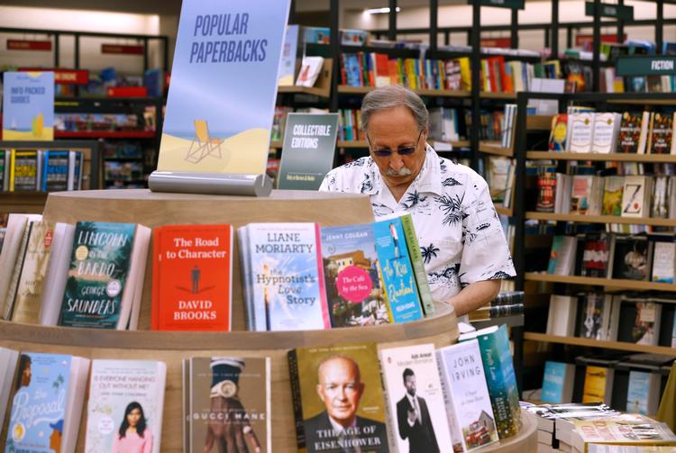  En kunde er på bogjagt i en californisk Barnes &amp; Noble-filial, der netop er blevet indrettet på ny ud fra de ansattes egne ideer og præferencer (Paul Chinn/San Francisco Chronicle via AP)   Foto: Paul Chinn/Ritzau Scanpix