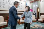 Anders Fogh Rasmussen mødte i starten af året Taiwans præsident, Tsai Ing-wen. Medlemmer af hendes politiske parti leder Taiwan Foundation of Democracies, som økonomisk støtter Foghs fond, Alliance of Democracies. Størrelsen på beløbet er dog hemmeligt. Foto: Handout/Ritzau Scanpix