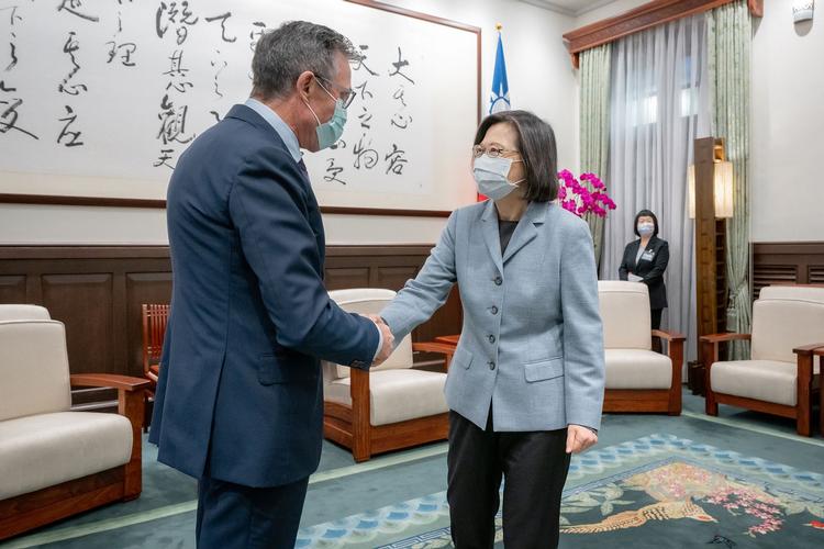 Anders Fogh Rasmussen mødte i starten af året Taiwans præsident, Tsai Ing-wen. Medlemmer af hendes politiske parti leder Taiwan Foundation of Democracies, som økonomisk støtter Foghs fond, Alliance of Democracies. Størrelsen på beløbet er dog hemmeligt. Foto: Handout/Ritzau Scanpix