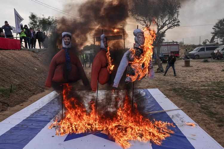 Palæstinensere i Gaza afbrænder dukker af den israelske politiminister Itamar Ben-Gvir (i midten), regeringslederen Benjamin Netanyahu (th.) og finansminister Bezalel Smotrich (tv.). Foto: Said Khatib/Ritzau Scanpix