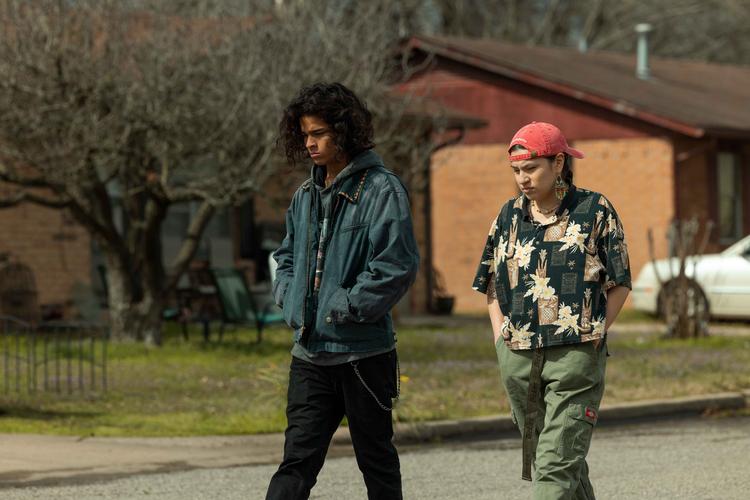 Med 'Reservation Dogs' har en perlerække af oprindelige amerikanske unge skuespiltalenter set dagens lys. Her D’Pharao Woon-A-Tai som Bear og Paulina Alexis som Willie Jack. 