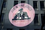    Viktor Gabel fra Joe &amp; The Juice i Ny Østergade i København på hårdt arbejde. Juicebar. Brugning af juice. Juicebrygning. Kæden får mulighed for at udvide i Norge og Sverige takket være en kapitalindsprøjtning fra kapitalfonden Valedo Partners.   Foto: Jens Dresling