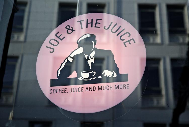     Viktor Gabel fra Joe &amp; The Juice i Ny Østergade i København på hårdt arbejde. Juicebar. Brugning af juice. Juicebrygning. Kæden får mulighed for at udvide i Norge og Sverige takket være en kapitalindsprøjtning fra kapitalfonden Valedo Partners.   Foto: Jens Dresling
