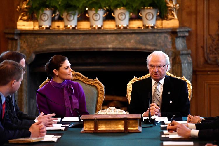 En dag vil kronprinsesse Victoria tage over som regent efter sin far, kong Carl Gustaf. Det blev vedtaget ved en grundlovsændring i 1980. Dermed mistede hendes lillebror prins Carl Philip den position.  Foto: Tt News Agency/Ritzau Scanpix