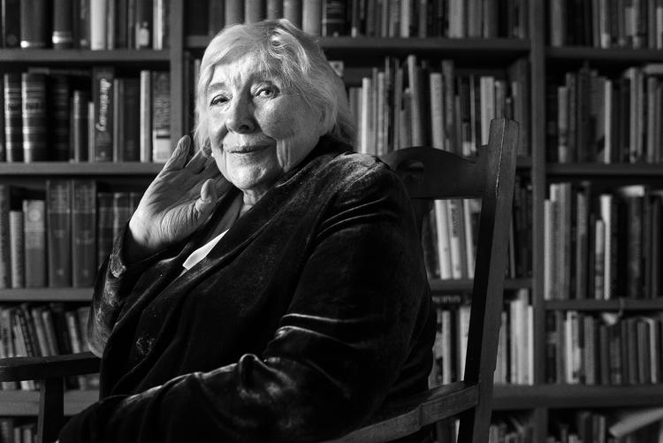 Fay Weldons store forfatterskab blev ved med at have mange læsere, ikke mindst i Danmark. I sin sidste tid boede hun på et plejehjem i Northampton. Her er hun fotograferet i 2017 i det hjem i Dorset, hun delte med sin tredje ægtemand Nick Fox. Som hun søgte om skilsmisse fra for to år siden.  Foto: Niels Ahlmann Olesen/Ritzau Scanpix