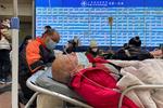 En patient ligger på et overfyldt hospital i Shanghai, hvor coronaepidemien spreder sig ekstremt hurtigt. 4. januar 2023. Foto: Staff/Ritzau Scanpix
