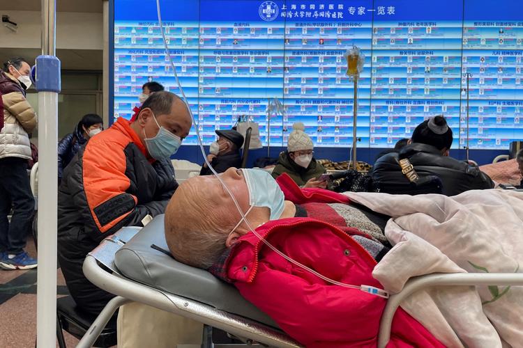 En patient ligger på et overfyldt hospital i Shanghai, hvor coronaepidemien spreder sig ekstremt hurtigt. 4. januar 2023. Foto: Staff/Ritzau Scanpix