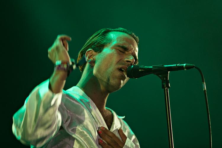 Jannis Noya Makrigiannis i front for Choir of Young Believers under en af bandets mange koncerter. Her på    Roskilde Festival, 2016. Arkivfoto: Tobias Nicolai Foto: Tobias Nicolai