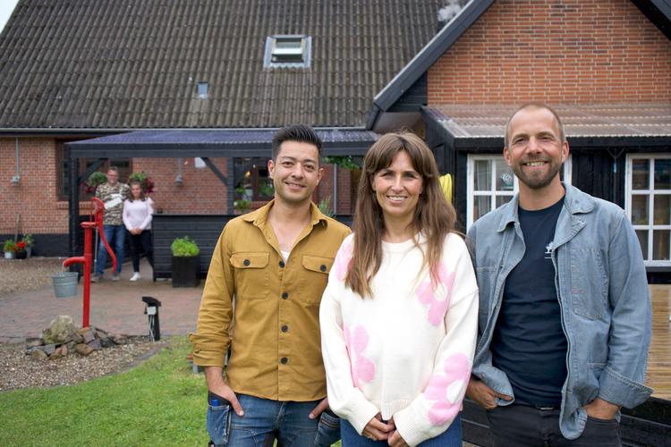 Tømrer Dennis Lindequist, ejendomsmægler Line Franck og designer Søren Vester hjælper førtidspensionisten Dan med at få sat hans hus i stand, så det kan sælges. Foto: Matias Brenø Olsson