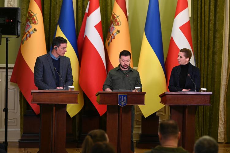 Mette Frederiksen besøgte i april sidste år Volodymyr Zelenskyj i Kyiv sammen med sin spanske kollega, Pedro Sánchez. Foto: Pool Moncloa/borja Puig de la Be/Ritzau Scanpix