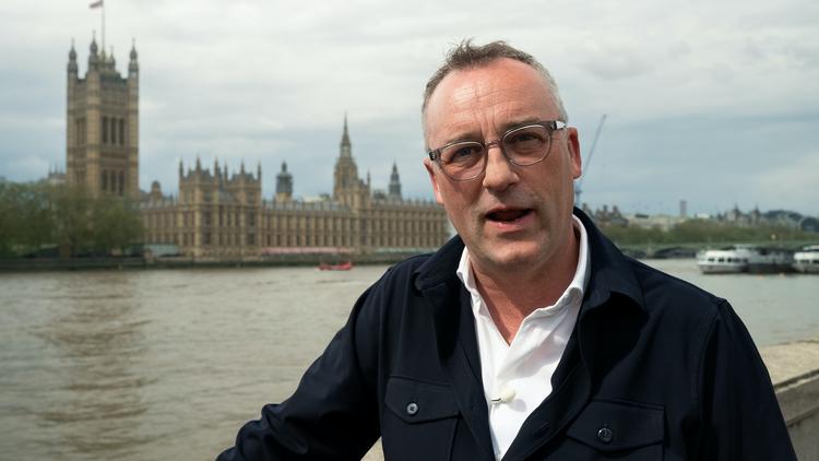 Peter Ingemann besøger lige lovlig mange turistattraktioner i sin nye historiske serie på TV2. Heldigvis får han undervejs besøg af gode eksperter med fornuftige indspark. Pr-foto: Mikael Ib Hansen/TV2 