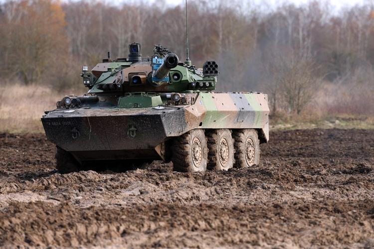 Frankrig har netop lovet at levere 30 lette kampvogne af typen AMX-10 RC (billedet) til Ukraine. Den ukrainske præsident Zelenskyj takker for hjælpen, men  opfordrer samtidig de vestlige allierede til også at levere tungere kampvogne.
 Foto: Francois Nascimbeni/Ritzau Scanpix