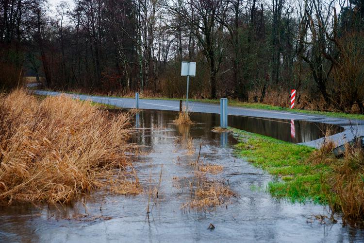 Sørkelvej ved Silkeborg spærret på grund af vand på vejen onsdag den 4. januar 2023. (Foto: Bo Amstrup/Ritzau Scanpix) Foto: Bo Amstrup/Ritzau Scanpix