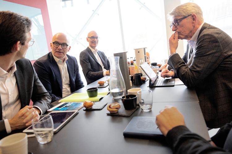 Fredag tog lønmodtagerne og arbejdsgiverne inden for transportområdet i skikkelse Jan Villadsen (th) fra 3F Transport og Kim Graugaard fra DI fat på overenskomstforhandlingerne med afskaffelsen af store bededag som blind makker..   Foto: Mads Nissen