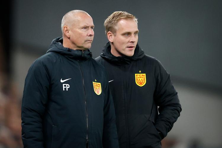 FC Nordsjællands nu forhenværende cheftræner Flemming Pedersen og hans afløser Johannes Hoff Thorup.   Foto: Jens Dresling