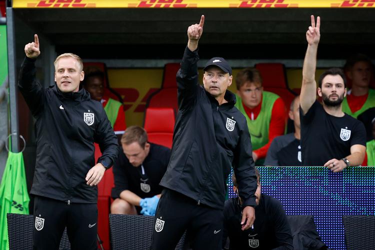 Jeg kan godt lide at tale, har 33-årige Johannes Hoff Thorup (tv.) sagt om sig selv. Nu afløser han Flemming Pedersen (th.) i FC Nordsjælland. Foto: Jens Dresling
