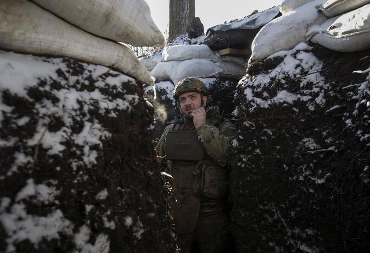 Ukrainsk soldat i en skyttegrav ved fronten i Donetsk. 7. januar 2023.   Foto: Stringer/Ritzau Scanpix