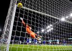 Frisparket fra Riyad Mahrez sad uden for Chelseamålmanden  Kepa Arrizabalagas rækkevidde. Foto: Jason Cairnduff/Ritzau Scanpix
