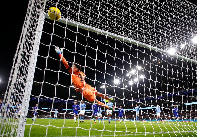 Frisparket fra Riyad Mahrez sad uden for Chelseamålmanden  Kepa Arrizabalagas rækkevidde. Foto: Jason Cairnduff/Ritzau Scanpix