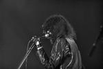   Hver aften leverede Joey Ramone og de andre i 'familien' Ramones humoristiske knaldperler i de velturnerede sange fra scenerne - her fra Saga i København. Foto: Asger Sessingø