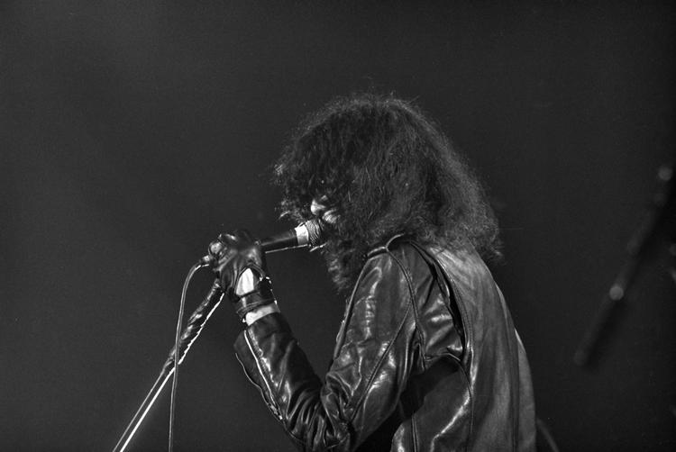   Hver aften leverede Joey Ramone og de andre i 'familien' Ramones humoristiske knaldperler i de velturnerede sange fra scenerne - her fra Saga i København. Foto: Asger Sessingø