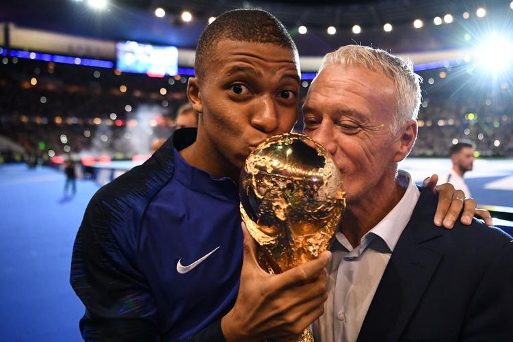 Kylian Mbappe og Didier Deschamps i en noget mere munter situation: Da de vandt VM i 2018. Foto: Franck Fife/Ritzau Scanpix