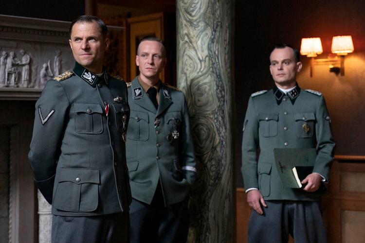 Heydrich (tv.) og Eichmann (th.) havde hovedrollerne på mødet, der beseglede de europæiske jøders skæbne. Still 