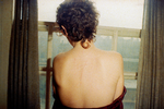 Den nøgne ryg. Nan Goldin har ingen skjulte sider af sig selv, når hun beskriver et langt liv med frigørelse og afhængighed på mange planer. Still 