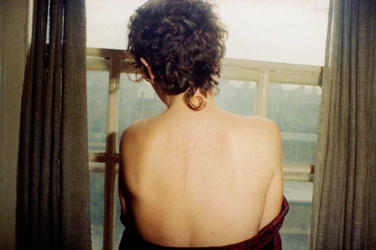 Den nøgne ryg. Nan Goldin har ingen skjulte sider af sig selv, når hun beskriver et langt liv med frigørelse og afhængighed på mange planer. Still 
