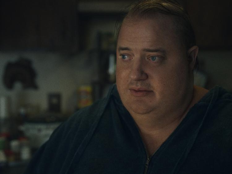 Brendan Fraser, der spiller hovedrollen, er i virkeligheden en stor mand, men han vejer ikke de næsten 300 kilo, som hans karakter i filmen gør. Still 