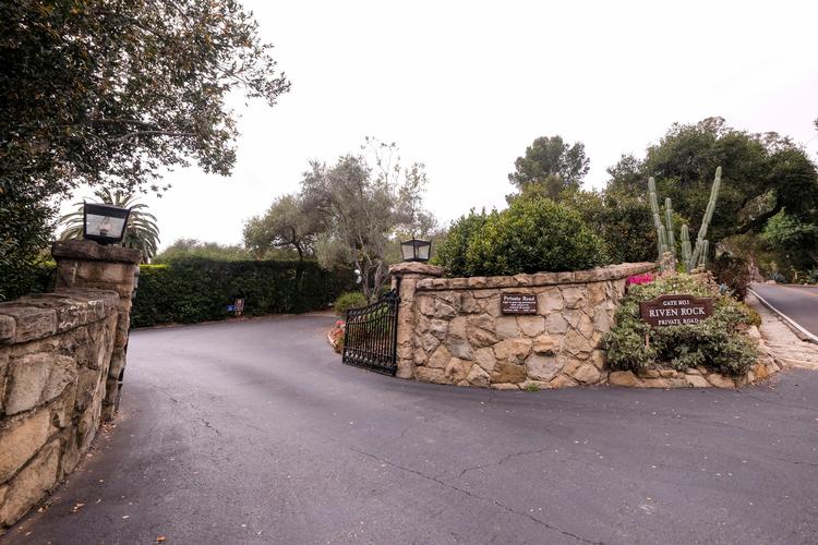 Bag denne port i den califoniske by Montecito bor prins Harry og Meghan Markle. På grund af et voldsomt uvejr vil myndighederne nu evakuere hele byen. Foto: Ringo H.w. Chiu/Ritzau Scanpix