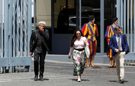 Pietro Orlandi (tv) og famiens advokat Laura Sgró fotograferet, da de forlod Vatikanet efter åbningen af to grave i et forsøg på at finde den savnede Emanuela Orlandi. Foto: Remo Casilli/Ritzau Scanpix