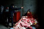 Liao Xiaofeng hjælper sin mor Chen Lifen, da de kommer hjem fra en klinik uden for Lezhi. Foto: Tingshu Wang/Ritzau Scanpix