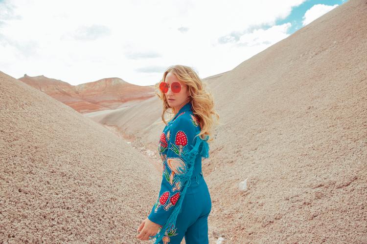 Margo Price har på sin nye plade både besøg af Sharon van Etten og Tom Petty-guitaristen Mike Campbell. Men pladen er nu mest af alt hendes egen. Foto: Alysse Gafkjen 