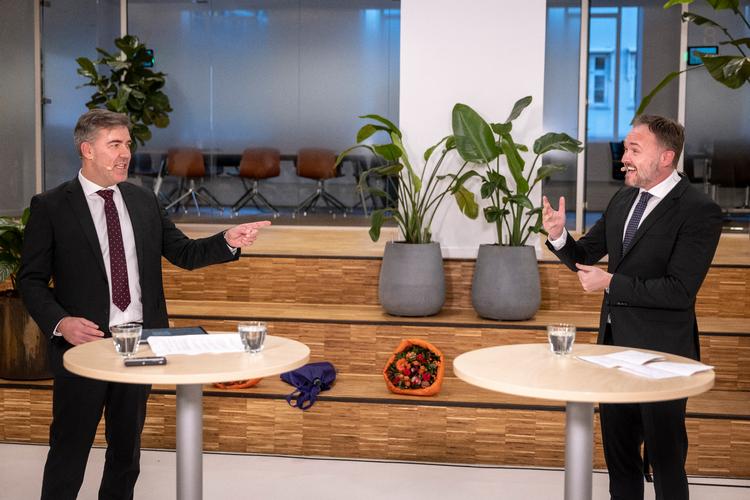 Lars Aagaard, til venstre, er helt enig med sin forgænger Dan Jørgensen, til højre, i, at der ikke er grund til at gribe ind mod elnetselskabernes store overskud, så forbrugerne kan spare 100 millioner kr.. Arkivfoto. Foto: Christian Falck Wolff