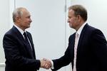 Viktor Medvedchuk fotograferet i 2019, hvor han hilser på Ruslands præsident, Vladimir Putin.  Foto: Vyacheslav Prokofyev/Ritzau Scanpix