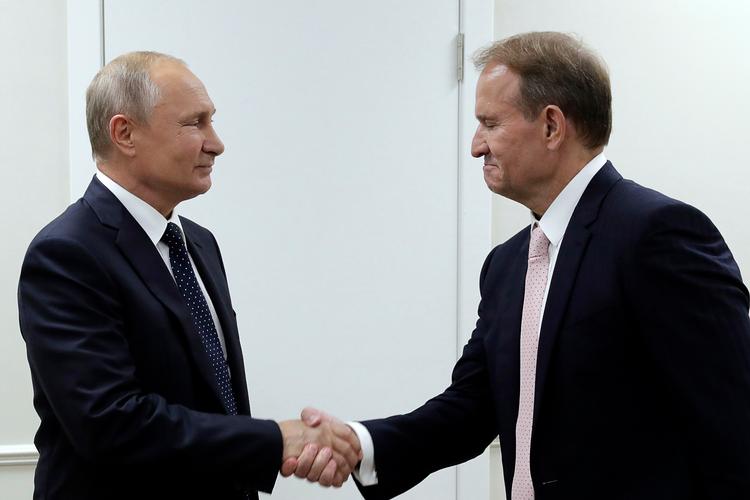 Viktor Medvedchuk fotograferet i 2019, hvor han hilser på Ruslands præsident, Vladimir Putin.  Foto: Vyacheslav Prokofyev/Ritzau Scanpix