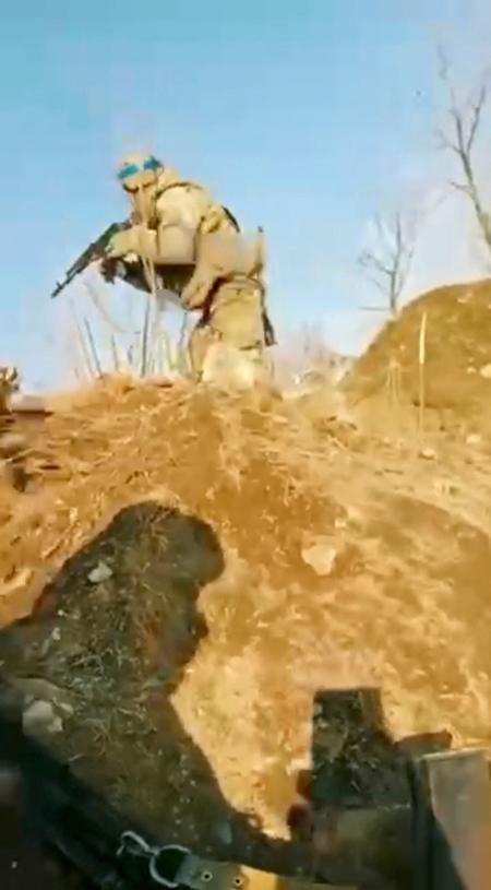 Soldat skyder mod fjenden under kampene om den østukrainske by. Foto: Video Obtained By Reuters/Ritzau Scanpix