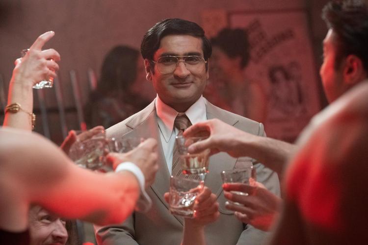 Steve Banerjee (Kumail Nanjiani), der afsoner 26 års fængsel for mordet på sin samarbejdspartner Nick de Noia, er idémanden bag Chippendales-brandet. 