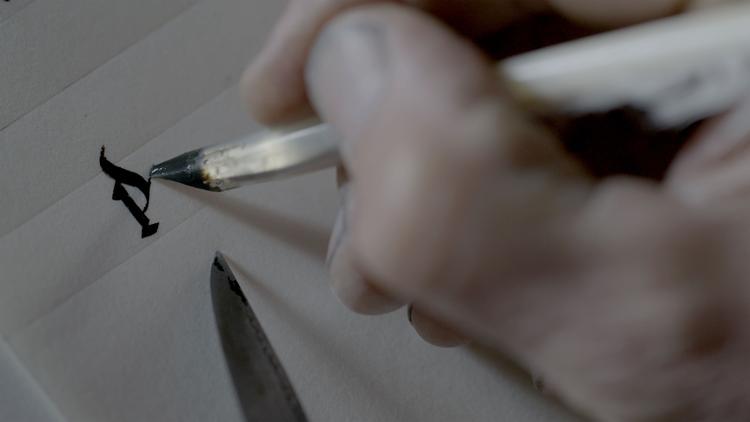 Kalligrafi er kunsten at tegne tegn, så de både er smukke og læselige.  Foto: PBS