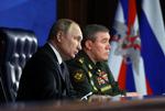 Vladimir Putin har gjort Valerij Gerasimov (th) til øverstbefalende for besættelsesstyrkerne i Ukraine. Foto: Mikhail Kireyev/Ritzau Scanpix