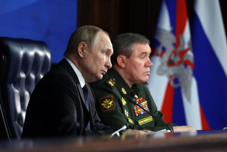 Vladimir Putin har gjort Valerij Gerasimov (th) til øverstbefalende for besættelsesstyrkerne i Ukraine. Foto: Mikhail Kireyev/Ritzau Scanpix