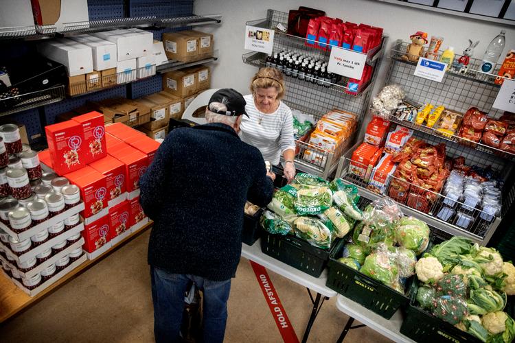 Madordninger med gratis eller billig mad som Stop spild af mad og Wefood drives af frivillige.   Foto: Finn Frandsen