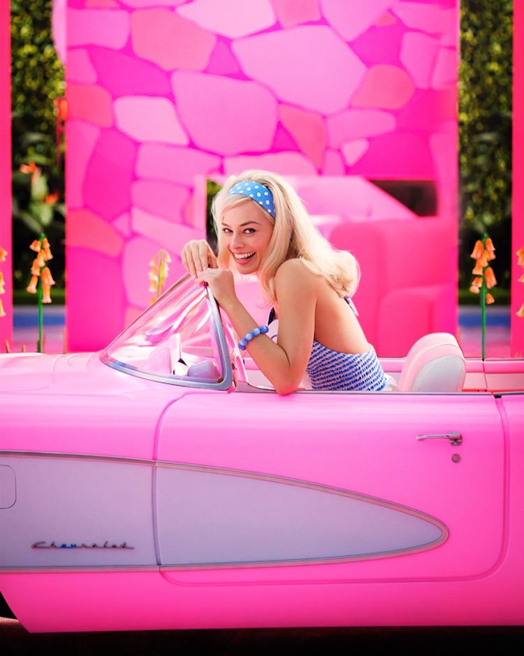 Margot Robbie spiller Barbie, der lever i et hvinende syntetisk farvet Barbieland.. Foto: Jaap Buitendijk/Warner Bros.
